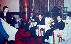 江西亞?wèn)|建廠初期，中共中央政治局常委、前江西省委書記吳官正給予極大支持。