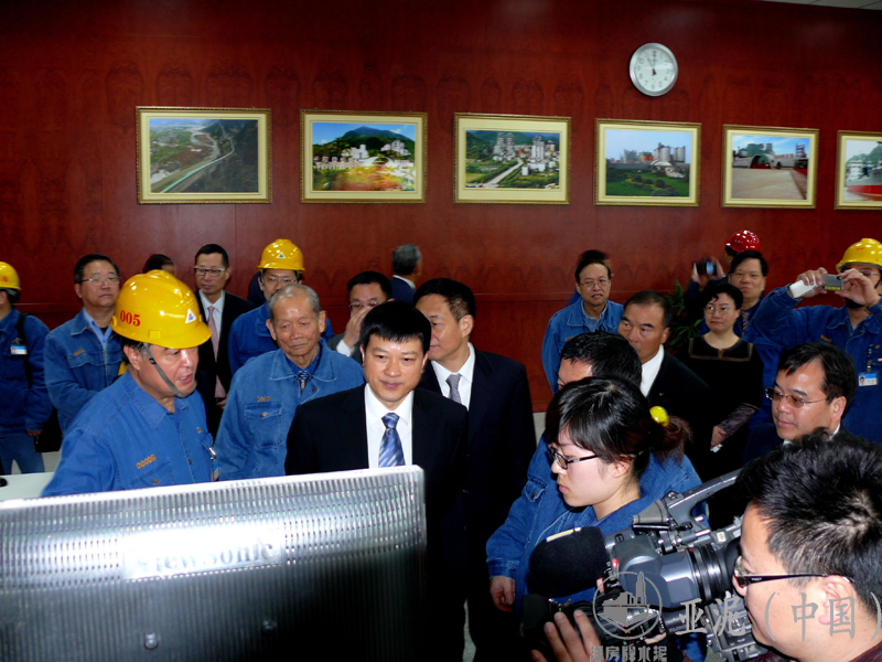 2010年3月14日，成都市委副書記唐川平視察四川亞?wèn)|