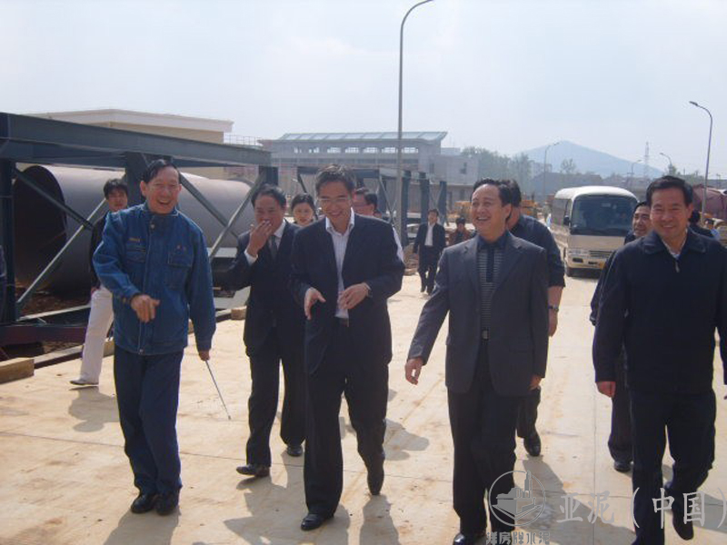 2009年10月，湖北省紀(jì)委書記黃先耀部長(zhǎng)、劉善橋書記、張社教書記視察廠區(qū)