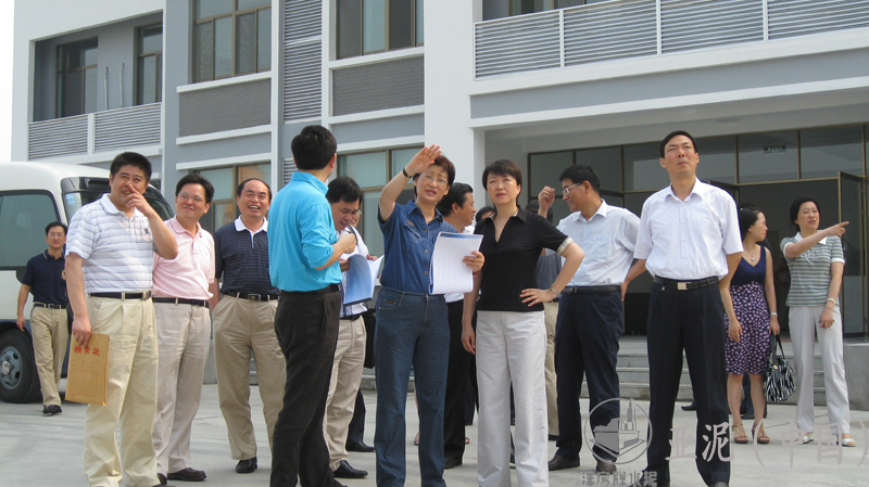 2008年7月27日，時任揚州市長王燕文、副市長聞道才視察揚州亞東