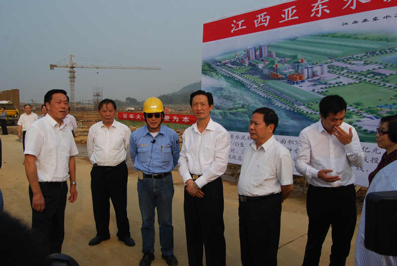 2012年10月9日江西省人大陳達(dá)恒副主任（左四）視察江西亞東五/六線工地，張總經(jīng)理振崑親切接待。