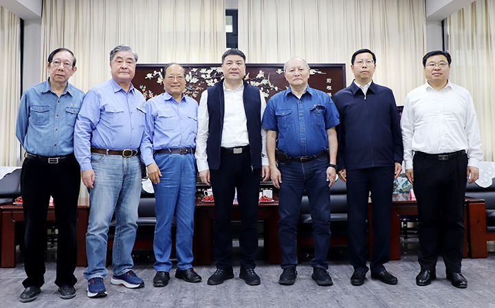 2025年4月16日，江西省臺(tái)灣事務(wù)辦公室蔡清平主任等一行蒞臨亞泥(中國(guó))暨江西亞?wèn)|水泥公司進(jìn)行考察指導(dǎo)，亞泥(中國(guó))徐旭平副董事長(zhǎng)、張振昆執(zhí)行長(zhǎng)、俞劍屏副執(zhí)行長(zhǎng)及江西亞?wèn)|田隆總經(jīng)理等陪同交流。